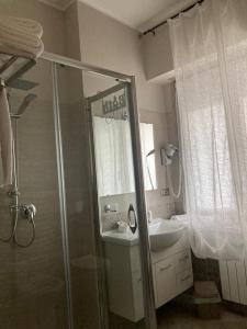 W łazience znajduje się prysznic i umywalka. w obiekcie A CASA DI ROSY w mieście Campobasso