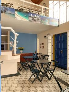 Zimmer mit einem Tisch, Stühlen und einem Etagenbett in der Unterkunft Pousada do Luar Cabo Frio in Cabo Frio