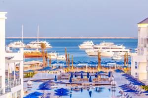 赫尔格达Pickalbatros Blu Spa Resort - Adults Friendly 16 Years Plus- Ultra All-Inclusive的码头和水中停泊的船只的景色