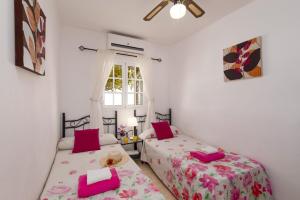 1 Schlafzimmer mit 2 Betten und einem Fenster in der Unterkunft Villa Almar by Villa Plus in Tías