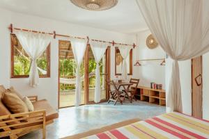 1 dormitorio con 1 cama, mesa y sillas en Dos Ceibas Tulum Feel Good Hotel, en Tulum