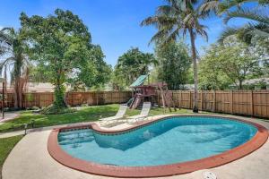 Bazén v ubytování Tropical Oasis+heated Pool-4BR/KINGS/1mi to BEACH! nebo v jeho okolí