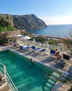 Ein Blick auf den Pool von der Unterkunft Villino La Canfora oder aus der Nähe