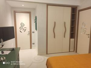 Villino La Canfora في ايسكيا: غرفة نوم مع أبواب منزلقة في غرفة
