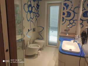 łazienka z toaletą i umywalką w obiekcie Villino La Canfora w mieście Ischia
