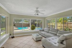 Bazén v ubytování Tropical Oasis+heated Pool-4BR/KINGS/1mi to BEACH! nebo v jeho okolí