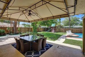Bazén v ubytování Tropical Oasis+heated Pool-4BR/KINGS/1mi to BEACH! nebo v jeho okolí