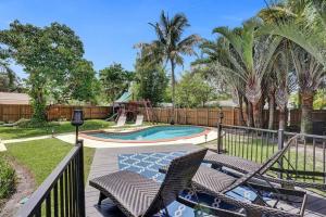 Bazén v ubytování Tropical Oasis+heated Pool-4BR/KINGS/1mi to BEACH! nebo v jeho okolí