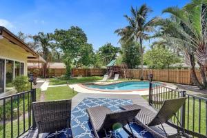 Bazén v ubytování Tropical Oasis+heated Pool-4BR/KINGS/1mi to BEACH! nebo v jeho okolí