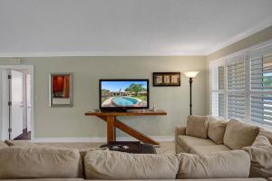 TV a/nebo společenská místnost v ubytování Tropical Oasis+heated Pool-4BR/KINGS/1mi to BEACH!