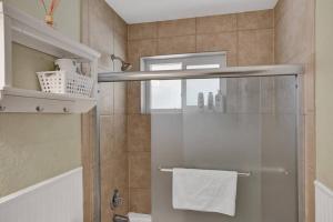 Koupelna v ubytování Tropical Oasis+heated Pool-4BR/KINGS/1mi to BEACH!