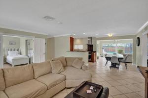 Posezení v ubytování Tropical Oasis+heated Pool-4BR/KINGS/1mi to BEACH!