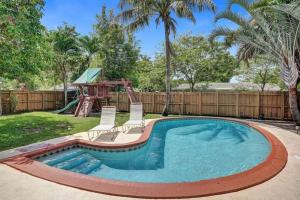 Bazén v ubytování Tropical Oasis+heated Pool-4BR/KINGS/1mi to BEACH! nebo v jeho okolí