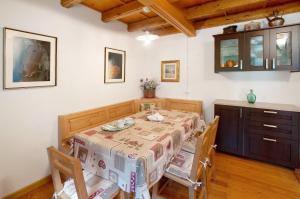 una sala da pranzo con tavolo e alcune sedie di Ginepro Casa Vacanze a Madesimo