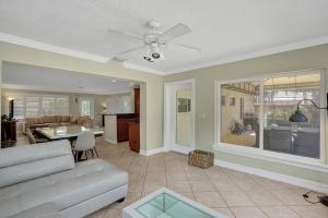 Posezení v ubytování Tropical Oasis+heated Pool-4BR/KINGS/1mi to BEACH!