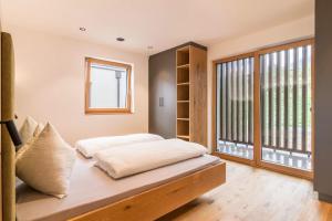 - une chambre avec un lit et une fenêtre dans l'établissement Hofer Hof Ziel, à Lagundo