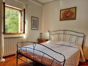 una camera con letto e finestra di Casa Le Celle a Cortona