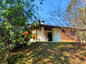 a house in the middle of a yard at Pousada Green Valley in São Roque