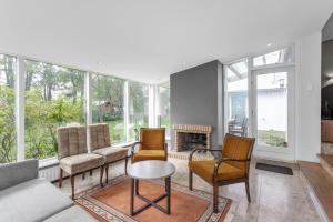 sala de estar con sofá, sillas y chimenea en Luxurious Private Villa, en Reikiavik