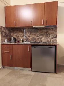 Кухня или мини-кухня в Toula's Apartments

