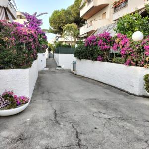 an empty street with flowers on the side of a building at Nic holiday house in Santa Marinella +8 photos