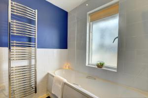 A bathroom at Spacious - PENTHOUSE 2 Bed Apartment with secure allocated parking