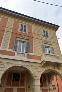 un edificio con un arco delante de él en Via Emilia & Via Agucchi Apartments en Bolonia