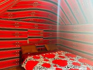 Postel nebo postele na pokoji v ubytování Bedouin host camp& with tour
