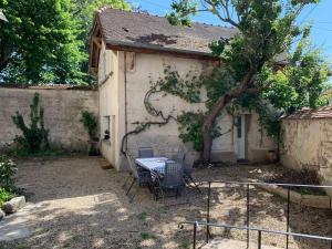 a patio with a table and chairs in front of a house at Maison Individuelle avec jardin privatif in Avon