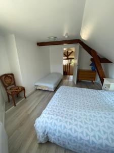 a bedroom with a bed and a chair at Maison Individuelle avec jardin privatif in Avon