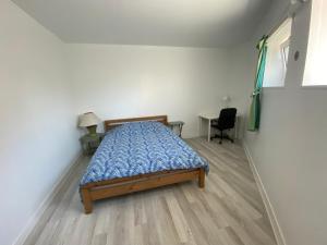 - une chambre avec un lit, un bureau et une chaise dans l'établissement Maison Individuelle avec jardin privatif, à Avon