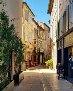 an empty street in a city with buildings at Le Loft PATIO, au coeur du village in Saint-Rémy-de-Provence