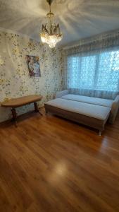 Un dormitorio con una cama grande y una lámpara de araña. en Celtnieku 14, en Ventspils