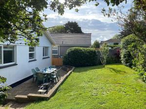 eine Terrasse mit einem Tisch und Stühlen im Hof in der Unterkunft No12 Pats Place - Sleeps 6 - Sea views over Carbis Bay in Carbis Bay