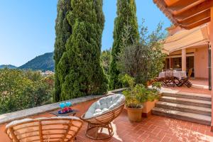 Nespecifikovaný výhled na hory nebo výhled na hory při pohledu z prázdninového domu