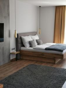 1 dormitorio con 1 cama grande y TV en CsakTi Vendégház, en Szilvásvárad