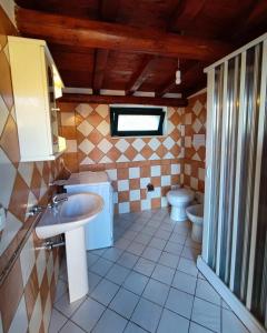 uma casa de banho com um lavatório e um WC em Il Casale di Bovo Marina em Montallegro