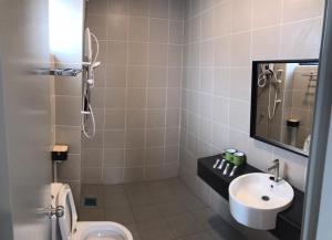 Ванная комната в New 2 storey-Majestic Homestay 3 min to Night Market