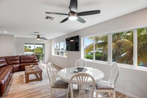 - un salon avec un canapé, une table et des chaises dans l'établissement Sunset Villa, à Big Pine Key