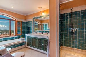 Koupelna v ubytování Townhouse with pool and mountain views, just 5 min + 53 fotografií