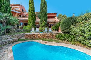 Bazén v ubytování Townhouse with pool and mountain views, just 5 min nebo v jeho okolí