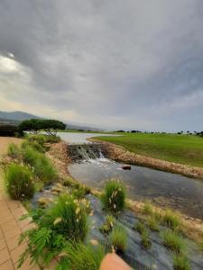 - Vistas a un campo de golf con río en اقامة ريان, en Nador