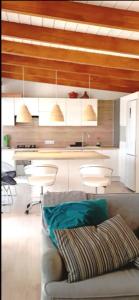 cocina con sofá y sillas en una habitación en Beautiful chalet with wifi and free parking en Arona