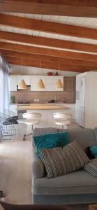 sala de estar con sofá y cocina en Beautiful chalet with wifi and free parking en Arona