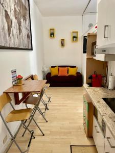米蘭的住宿－Claudia's Home in FieraCity&MiCo&SanSiro，厨房以及带桌子和沙发的客厅。