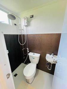 een badkamer met toilet en wastafel bij Paris Unit Tagaytay Netflix/Wifi/Parking in Tagaytay
