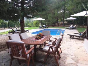 La alberca dentro o cerca de Ayios Sozontas Villa - The ideal getaway