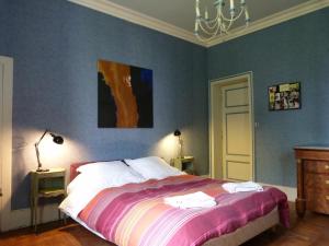 1 dormitorio con 1 cama con una manta colorida en Domaine de Cremens, 