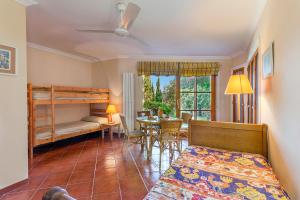 Postel nebo postele na pokoji v ubytování Townhouse with pool and mountain views, just 5 min