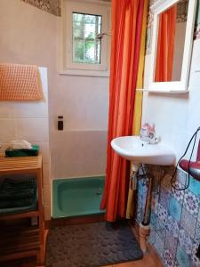 een badkamer met een wastafel en een douche bij Ottos Ferienwohnung Goslar in Goslar +11 foto's